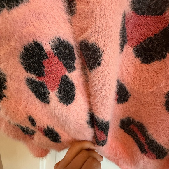 Ebby & I Pink Cheetah Fuzzy Scoop Neck Pullover Oversized Sweater Womens Size M - Picture 5 of 8